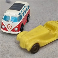 rød hvid wolkevogns bus og gul åben racer i plastik gammelt legetøj